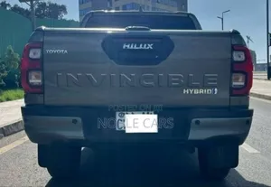 Toyota Hilux 2024 Gray