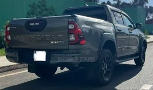 Toyota Hilux 2024 Gray