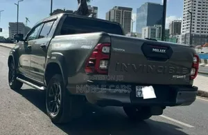 Toyota Hilux 2024 Gray