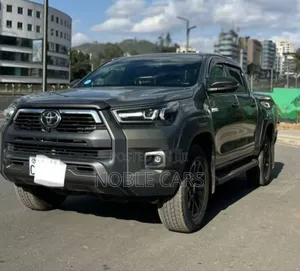 Toyota Hilux 2024 Gray