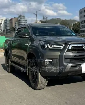 Photo - Toyota Hilux 2024 Gray