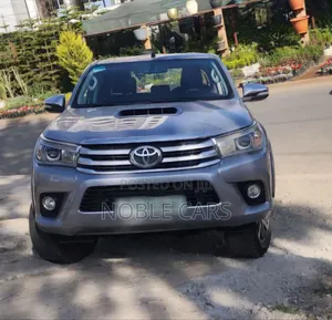 Photo - Toyota Hilux 2018 Gold