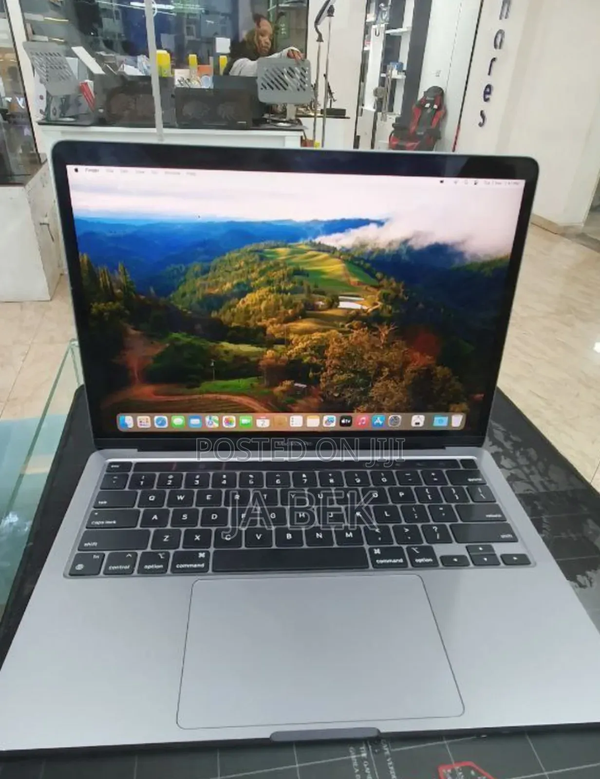 New Laptop Apple MacBook Pro 2022 M2 8GB Apple M2 SSD 256GB