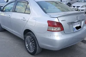 Toyota Yaris 2010 Silver