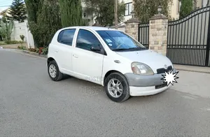 Photo - Toyota Yaris 1.5 2000 White