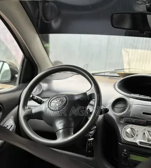 Toyota Vitz 2004 Silver