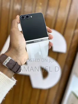 Photo - Samsung Galaxy Z Flip5 512 GB White