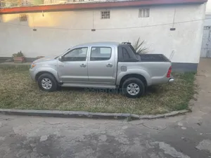 Toyota Hilux 2.5 D-4D 4X4 SRX 2010 Silver