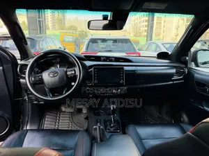 Toyota Hilux 2023 Gray