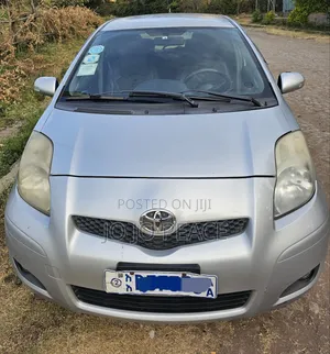 Photo - Toyota Yaris 2010 Silver