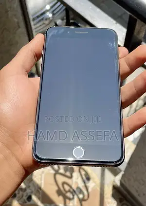 Photo - Apple iPhone 8 Plus 64 GB Black