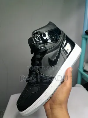 Photo - Air Jordan 1 Black