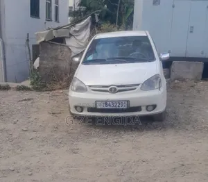 Photo - Toyota Yaris 2005 White