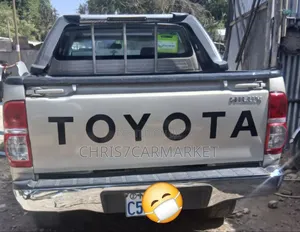 Toyota Hilux 2.5 D-4D 4X4 SRX 2010 Gold