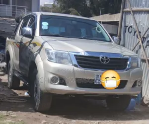 Photo - Toyota Hilux 2.5 D-4D 4X4 SRX 2010 Gold