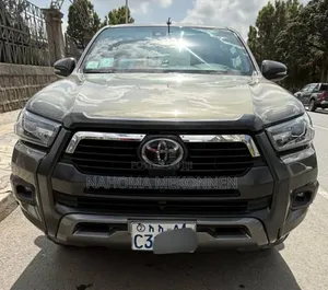 Photo - Toyota Hilux 2022 Brown