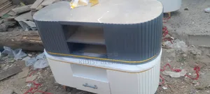 የመሀል ጠረጴዛ Wuth Free Delivery