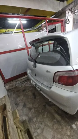 Photo - Toyota Vitz 2000 Silver
