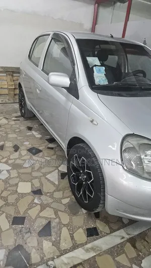 Photo - Toyota Vitz 2000 Silver