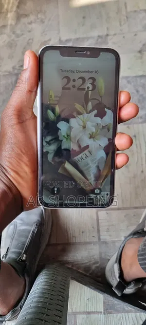 Photo - Apple iPhone 11 64 GB White