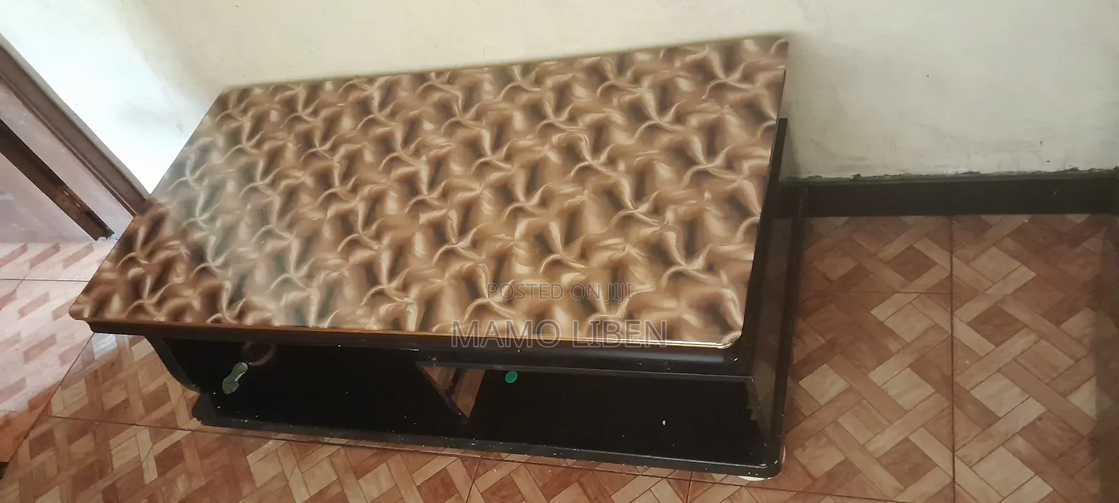 የሶፋ ጠረጴዛ የሚሸጥ