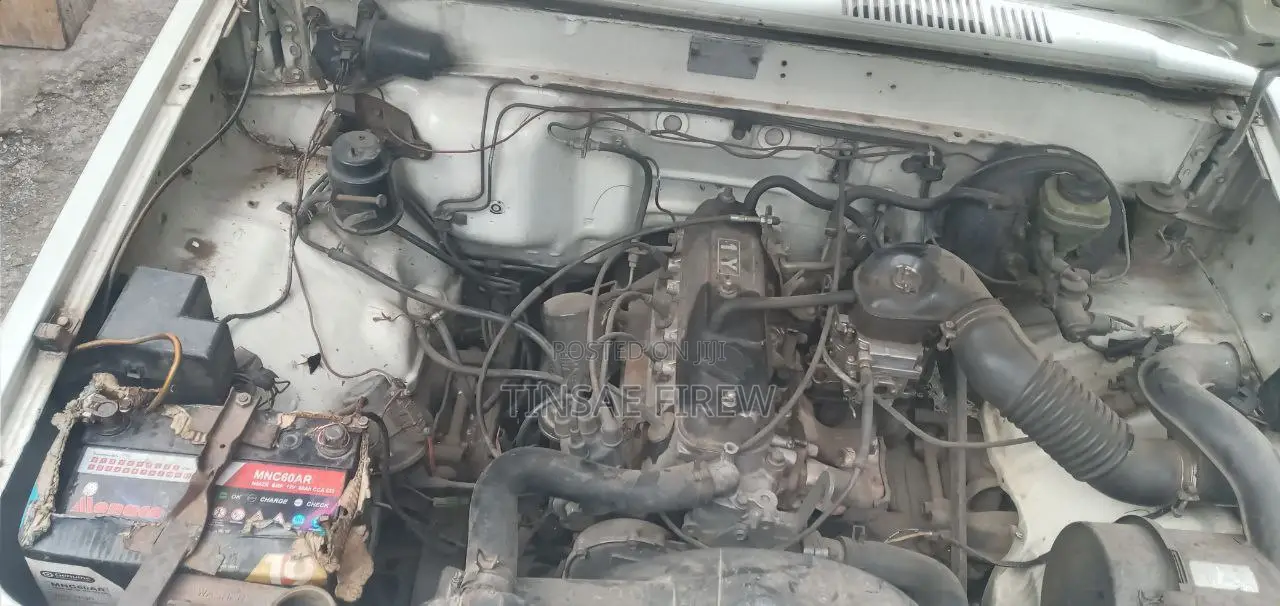 Toyota Hilux 1985 White