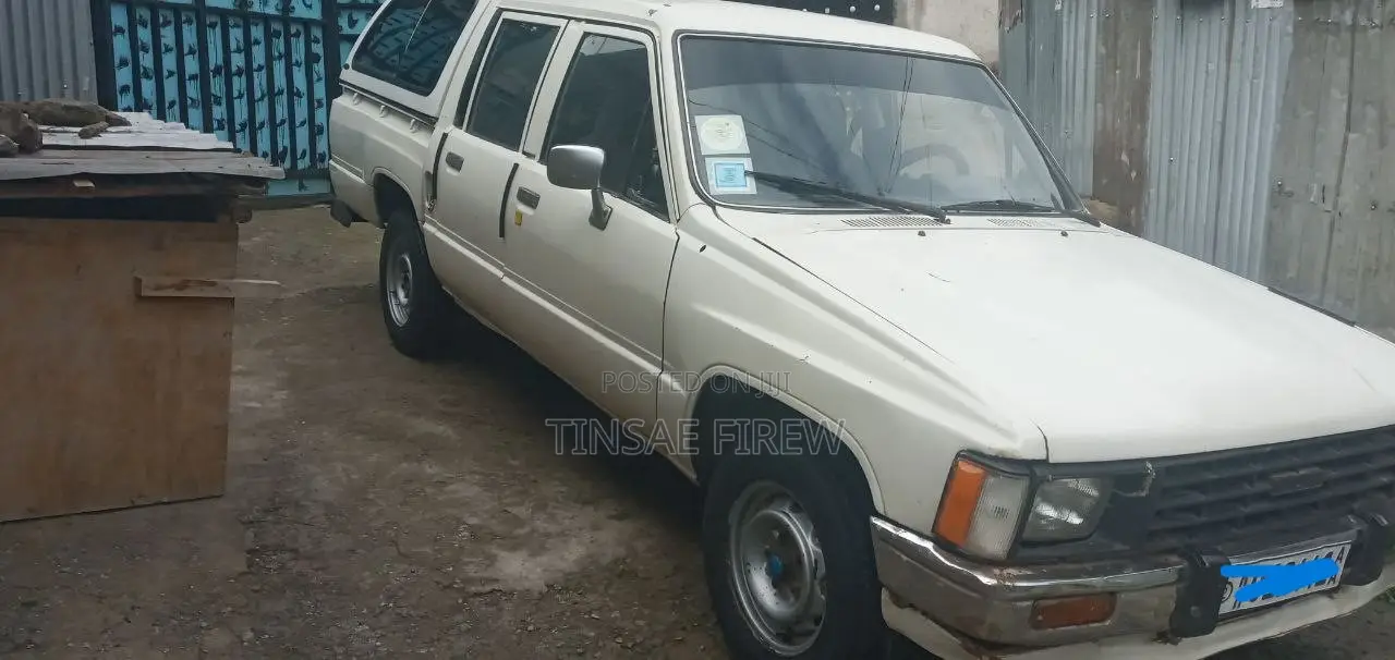 Toyota Hilux 1985 White
