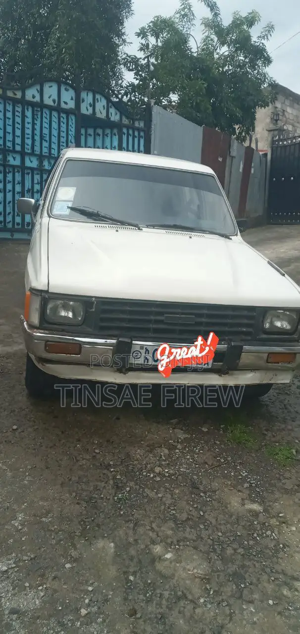 Toyota Hilux 1985 White