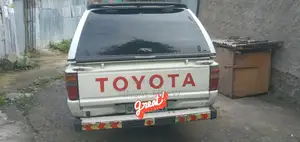 Toyota Hilux 1985 White