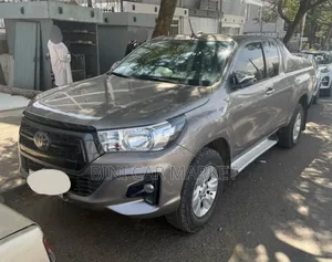 Photo - Toyota Hilux 2020 Gray