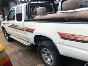 Toyota Hilux 2000 White