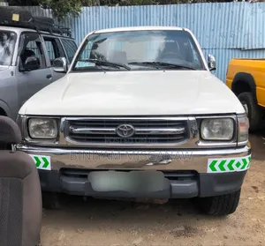 Toyota Hilux 2000 White