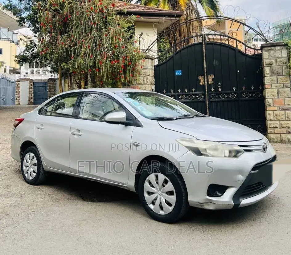 Toyota Yaris LE Hatchback 5dr 2014 Silver