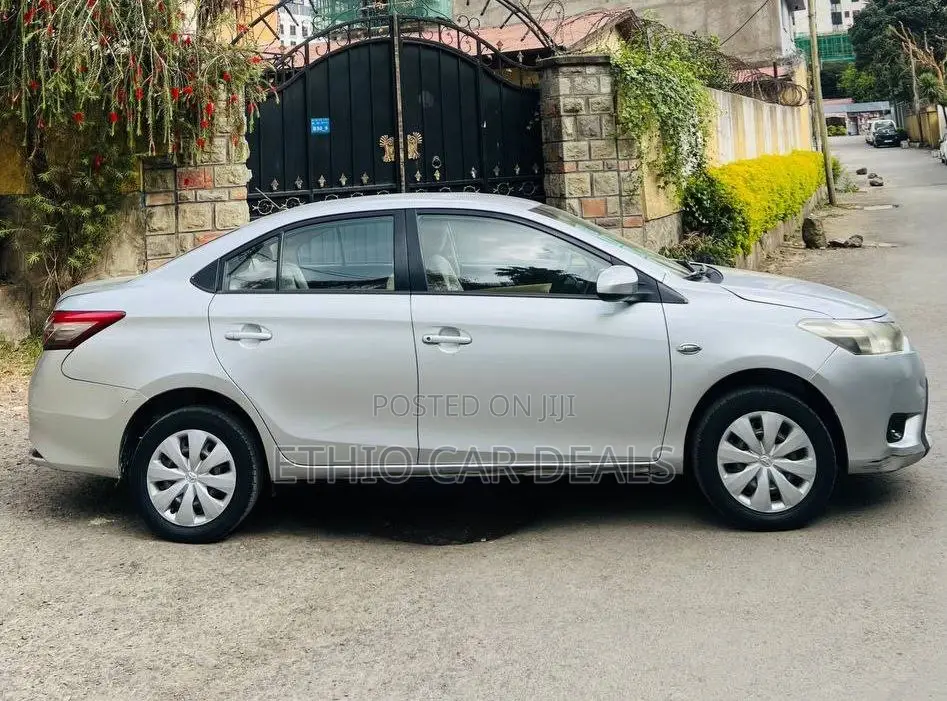 Toyota Yaris LE Hatchback 5dr 2014 Silver