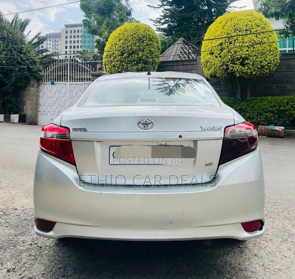 Toyota Yaris LE Hatchback 5dr 2014 Silver