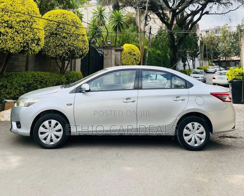 Toyota Yaris LE Hatchback 5dr 2014 Silver