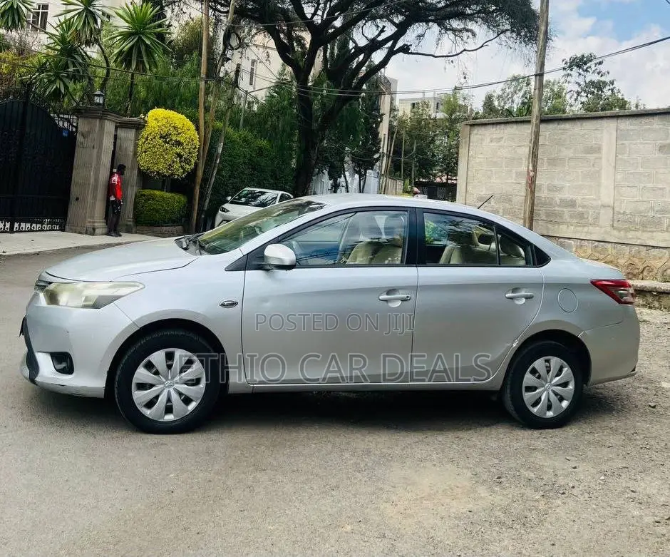 Toyota Yaris LE Hatchback 5dr 2014 Silver