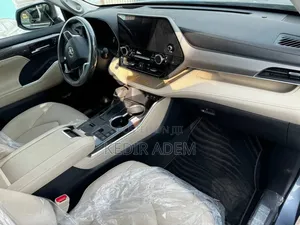 New Toyota Highlander Hybrid 2025 White