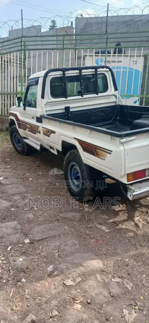 Photo - Toyota Land Cruiser 2010 White