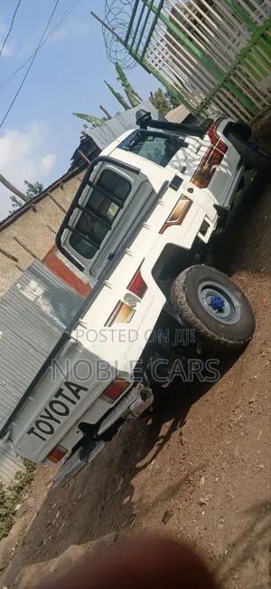 Toyota Land Cruiser 2010 White