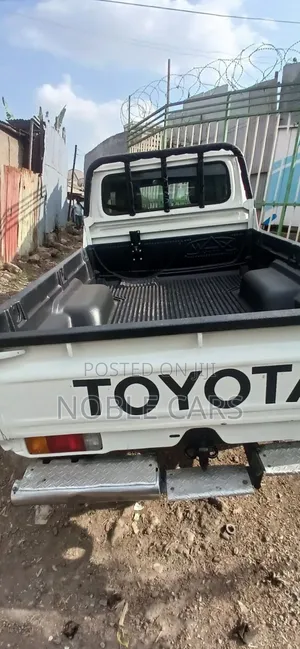 Toyota Land Cruiser 2010 White