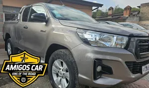 Photo - Toyota Hilux 2020 Beige
