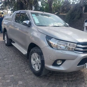 Photo - Toyota Hilux 2019 Gray