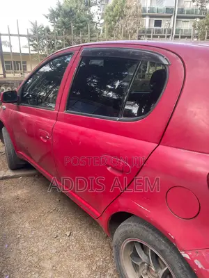 Toyota Vitz 2000 Red
