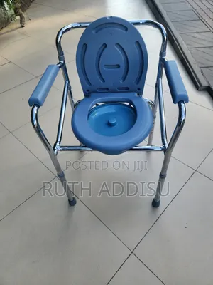 ኮሞድ ባለ ፖፖ ዊልቸር Wheel Chair፪¥Wheelchair፷¢Commode Bed Side Chair የታሸገ