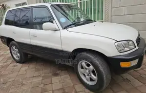 Toyota RAV4 Base FWD 1999 White