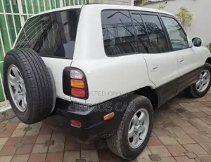 Toyota RAV4 Base FWD 1999 White