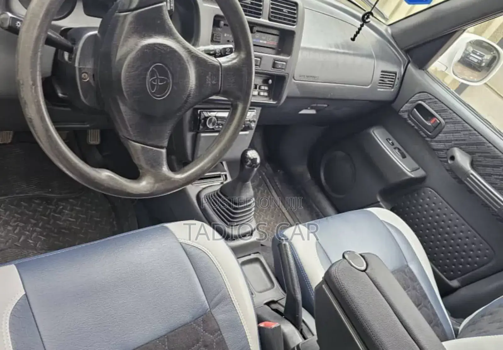 Toyota RAV4 Base FWD 1999 White