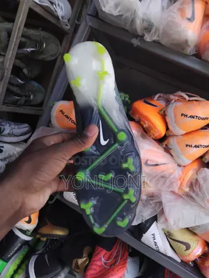 ታኬታ Football Boots