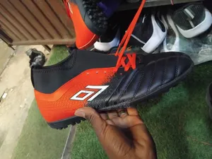 ፉትሳል ታኬታ Shoes